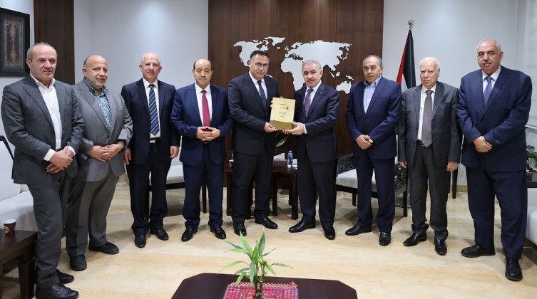 "اشتية" يتسلم التقرير السنوي لهيئة التقاعد الفلسطينية
