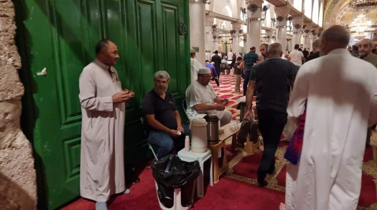 القدس المحتلة:  آلاف الفلسطينيين يؤدون صلاة الفجر في المسجد الأقصى
