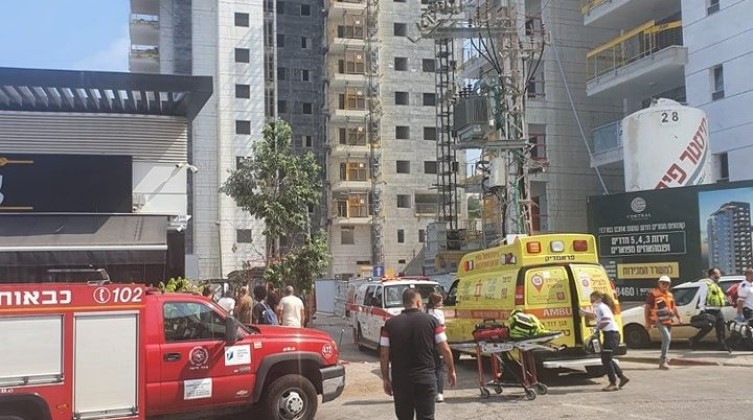 الداخل المحتل: مصرع عاملين نتيجة سقوط حاوية في طيرة الكرمل
