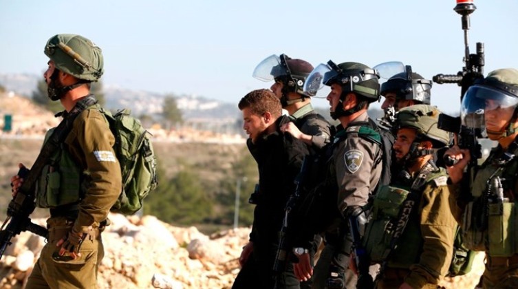 القدس المحتلة: الاحتلال يعتقل عددا من العمال أثناء تواجدهم في مخيم شعفاط