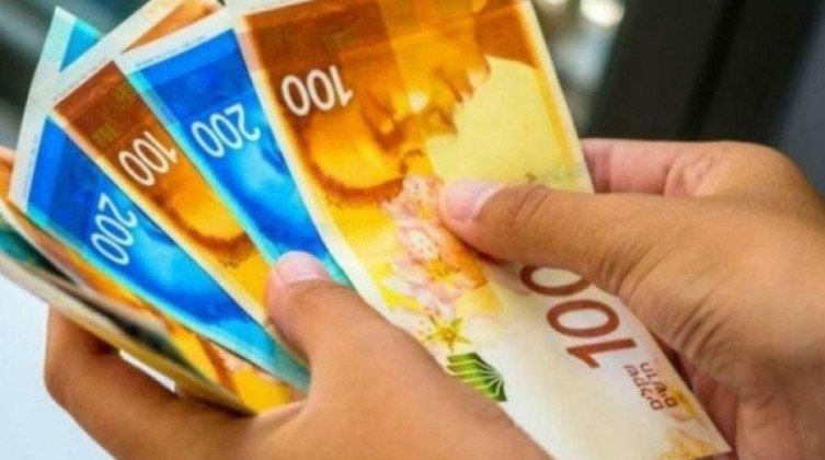 "النقد" تصدر تعميمًا للبنوك بشأن رواتب عمال الداخل