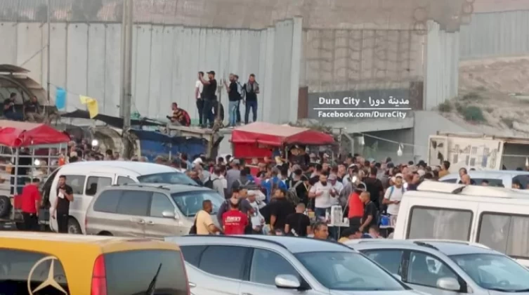 آلاف العمال الفلسطينيين يعتصمون على حواجز الاحتلال ويرفضون التوجه إلى أماكن عملهم في الداخل المحتل