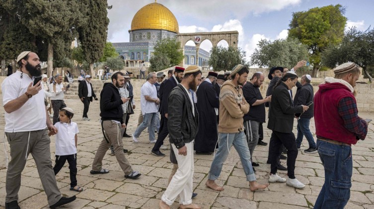 مستوطنون يقتحمون المسجد الأقصى