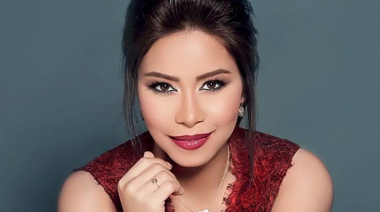 بالفيديو: الفنانة شيرين عبد الوهاب  تقبل يد طبيبها النفسي أمام جمهور مهرجان قرطاج