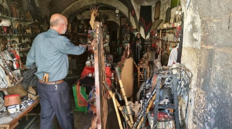 اتهام المستوطنين باحراق محلاً للحرف اليدوية في الخليل