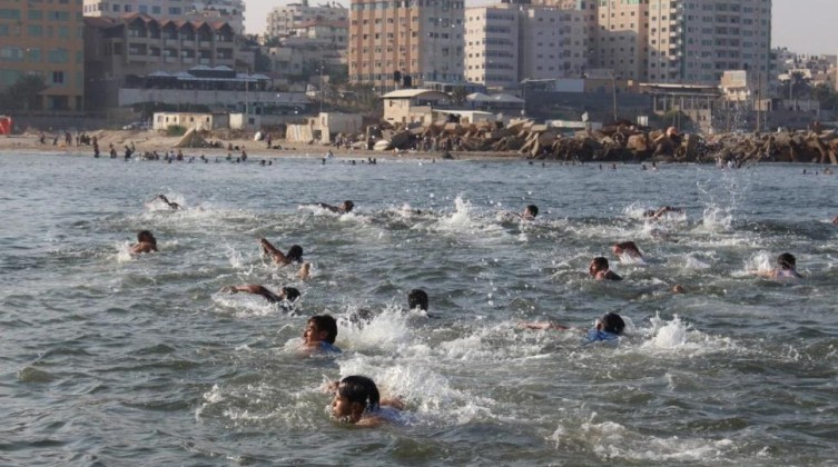 "البلدية بغزة" تعلن حظر السباحة يومي الأحد والاثنين