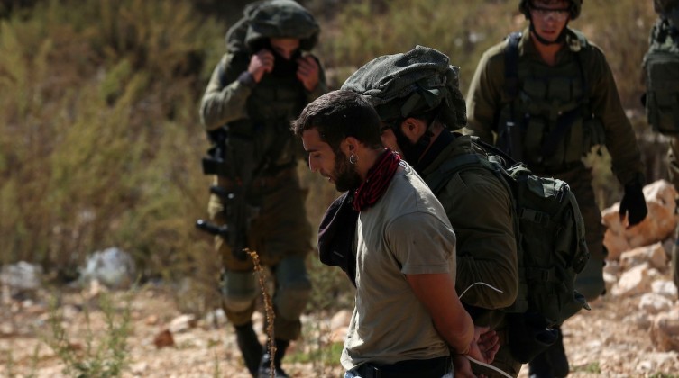الضفة المحتلة: قوات الاحتلال تعتقل فلسطينياً جنوب نابلس
