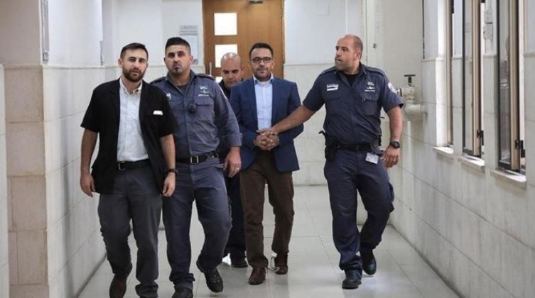 سلطات الاحتلال تمدد اعتقال محافظ القدس إلى الغد