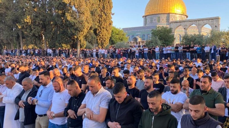 القدس المحتلة: عشرات الآلاف يؤدون صلاة الجمعة في المسجد الأقصى