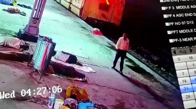بالفيديو: لايصدق.. كيف سرق رضيعا من حضن أمه بكل هدوء !