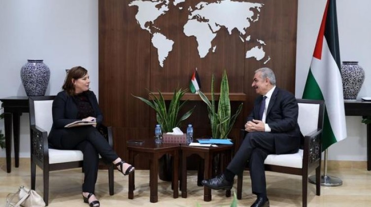 اشتيه يُجري لقاءً مع مديرة الوكالة الأمريكية للتنمية الدولية.. ماذا بحثا؟