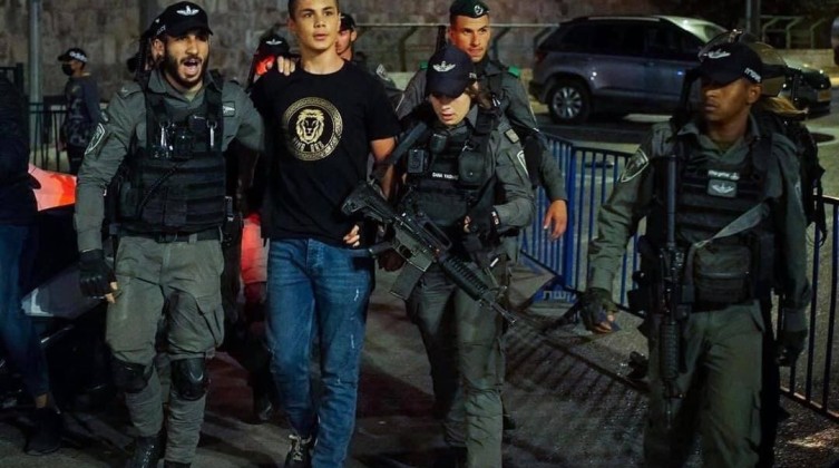 الاحتلال يبعد فتى ويمدد إبعاد فلسطيني آخر عن مدينة القدس