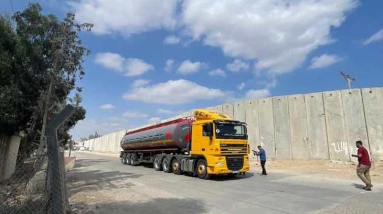 بدء وصول أول شاحنة وقود إلى قطاع غزة