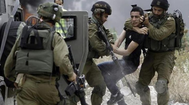 "الإعلام العبري" يزعم  اعتقال 3 فلسطينيات بحوزتهن سلاح "كارلو"