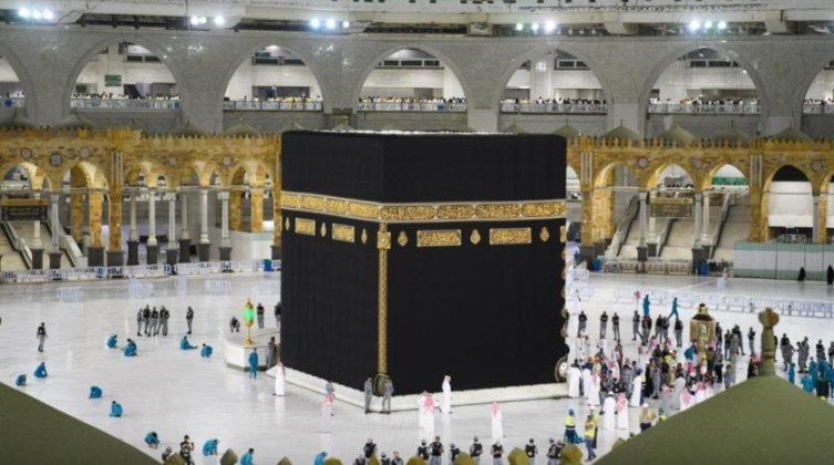 السعودية: الكعبة بلا حواجز ومعتمرون يتهافتون على الحجر الأسود