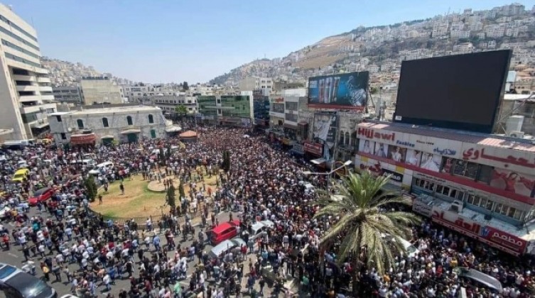 بالصور: نابلس تودّع شهداءها الثلاثة بجنازةٍ مهيبة