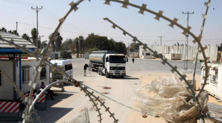 بالفيديو: اغلاق المعابر يشكل خطر كبير على حياة العمال والاوضاع الاقتصادية بغزة