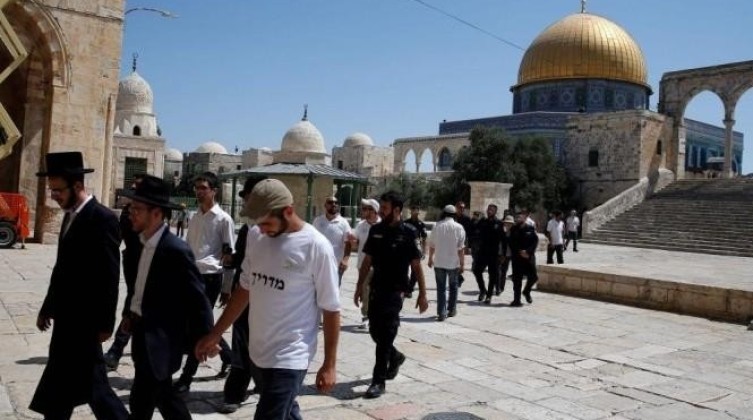 القدس المحتلة: عشرات المستوطنين يقتحمون الأقصى