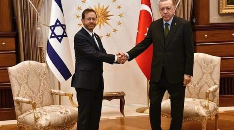 أول فلسطيني يُعلق على استمرار تطبيع العلاقات بين إسرائيل وتركيا