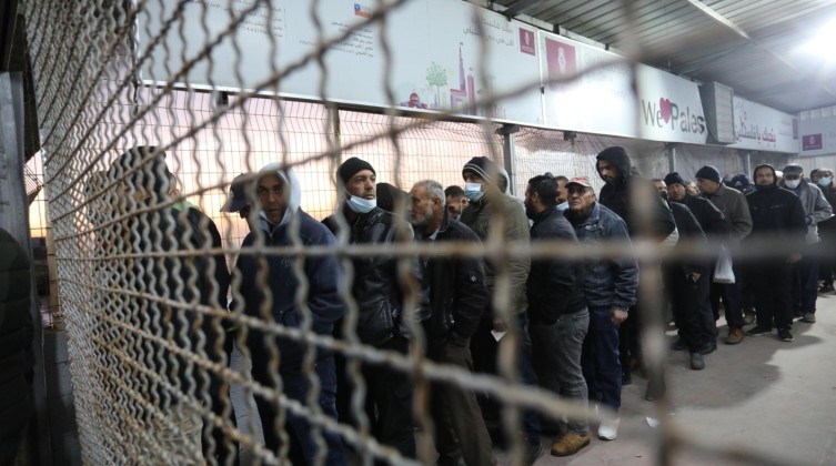 بالفيديو: نقابة العمال تكشف"لليوم الإخبـاري"عن أخر مستجدات تصاريح العمال والتجار بغزة