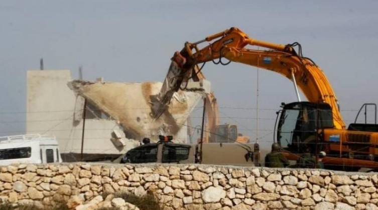 بيت لحم: الاحتلال يهدم متجرا لبيع الاخشاب في حوسان