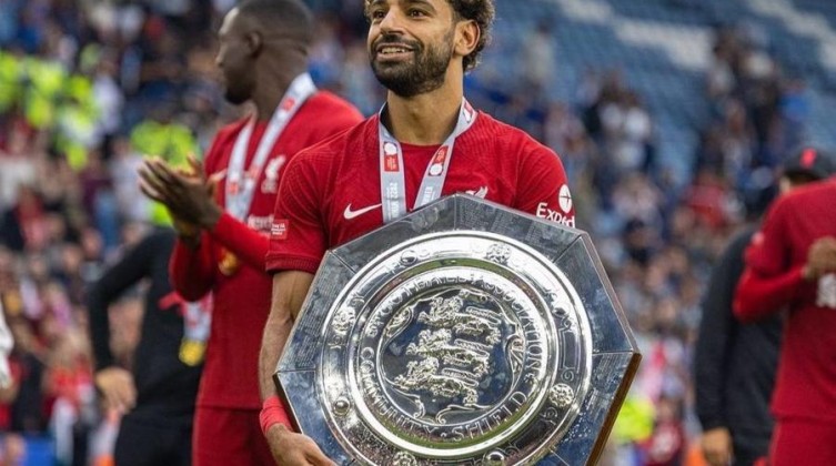 محمد صلاح وزملاءه يصنعون السعادة ويوزعون الهدايا على مشجعي ليفربول