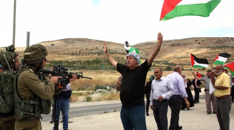 "أمنيستي": غالبية الإسرائيليون يخافون من العلم الفلسطيني
