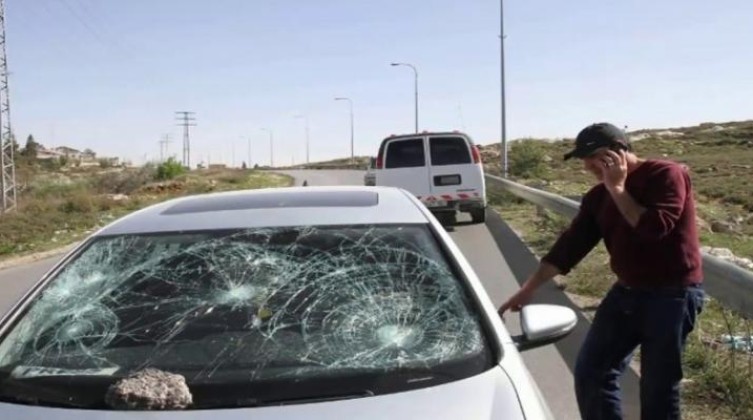 شبان يرشقون مركبات المستوطنين بالحجارة في قلقيلية