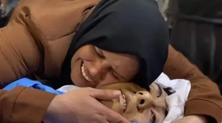 "هنية" يهاتف والدة الشهيد خليل أبو حمادة معزيا إياها