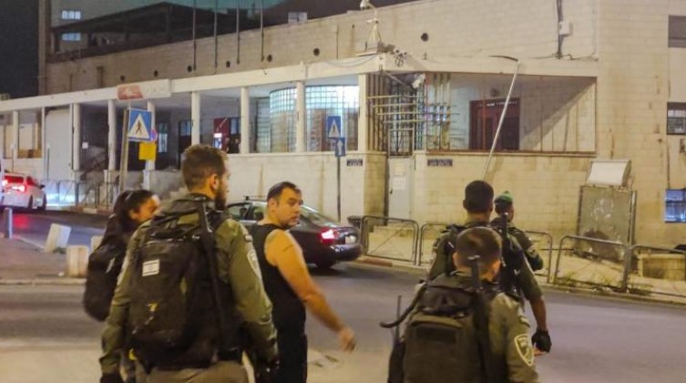 مستوطنون يعتدون على شاب في القدس