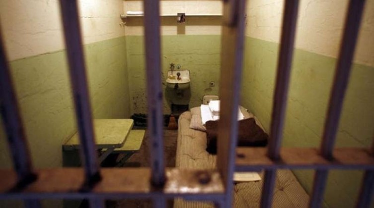 الاحتلال يعزل اسيرين بزنزانة ضيقة لا تصلح للعيش