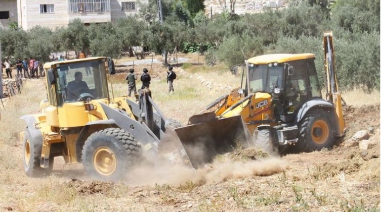 بيت لحم: الاحتلال يهدم منزلا وبركسا ويجرف أرض زراعية في تقوع