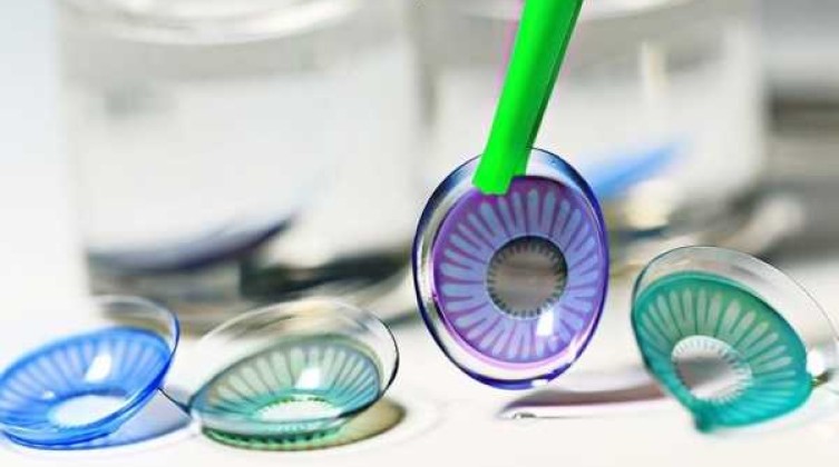 مخاطر العدسات اللاصقة الملونة للعيون