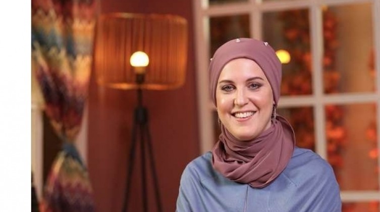 بالفيديو: فنانة إنجليزية تبهر الجمهور بأدائها أغنية "طلع البدر علينا"