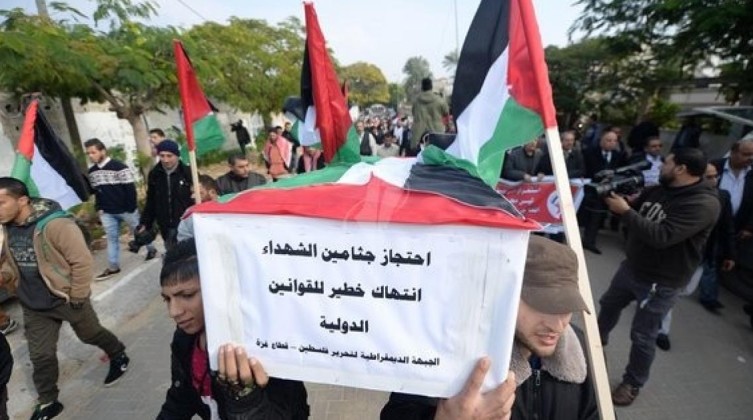 حماس: استمرار الاحتلال احتجاز جثامين الشهداء "جريمة نكراء"