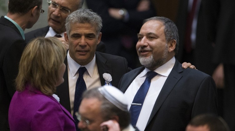 الاعلام العبري : خلافات لبيد وليبرمان تطفوا على السطح