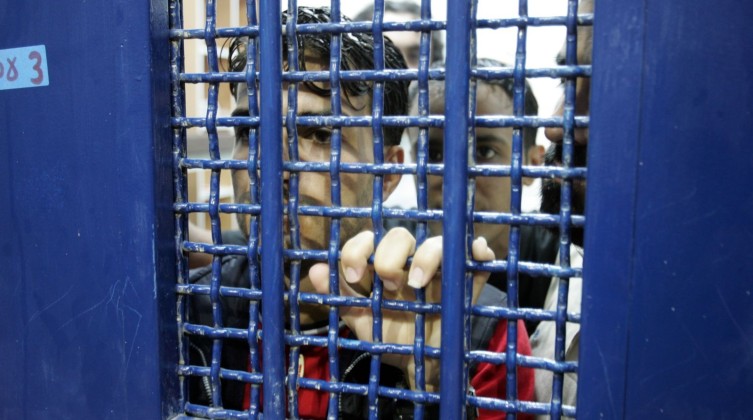 الأسرى يرجعون وجبات الطعام ويمتنعون عن الخروج للفحص الأمني