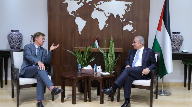 اشتية يلتقي بممثل الاتحاد الأوروبي لدى فلسطين