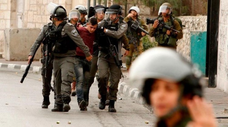 معاريف: الاحتلال يعتقل 26 فلسطينيًا بدعوى دخولهم الى القدس بدون تصاريح