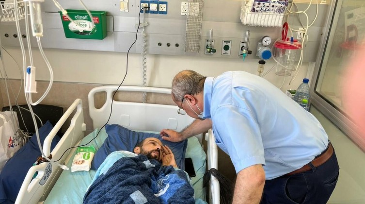 الطيبي يزور الأسير المضرب عن الطعام خليل عواودة