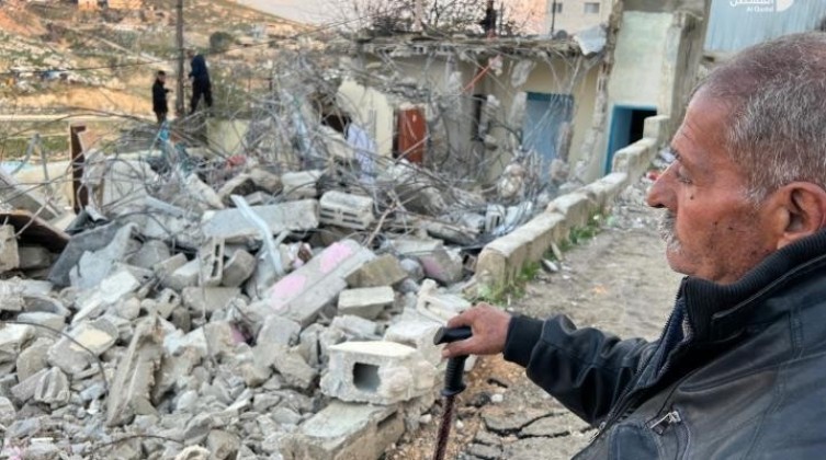 سلطات الاحتلال تجبر عائلة مقدسية على هدم منزلها ذاتيًّا