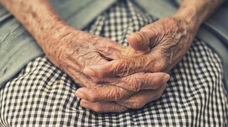 سيدة مسنة تهرب أكثر من 5 كيلو مواد مخدرة