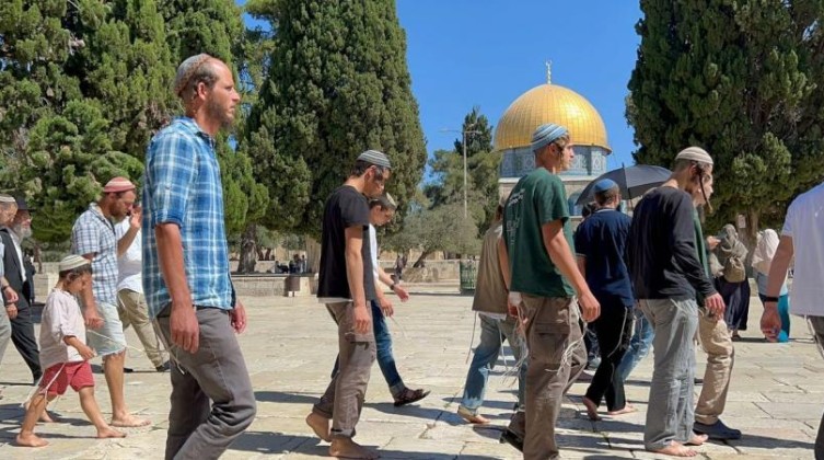 بحماية شرطة الاحتلال.. عشرات المستوطنين يقتحمون الأقصى