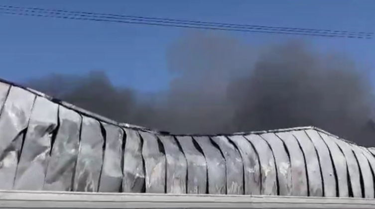 اندلاع حريق ضخم بمصنع في مدينة حيفا