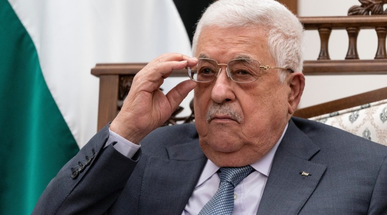 أبو ردينة: الرئيس عباس يتابع ما يتعرض له الاسرى فى سجون الاحتلال