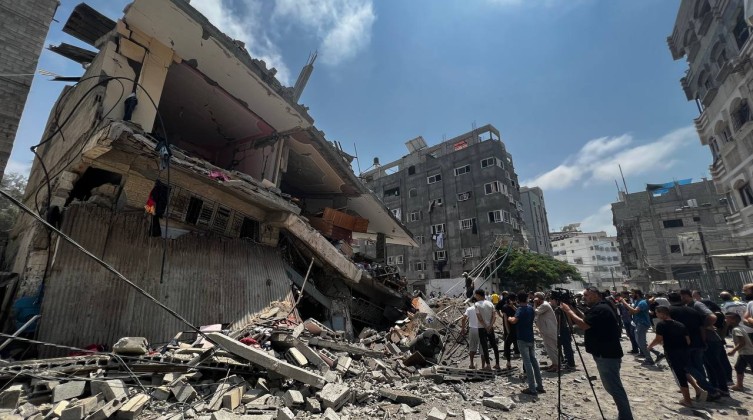 بالفيديو والصور: عدسة اليوم الإخباري ترصد لحظة استهداف منزل عائلة خليفة غرب مدينة غزة