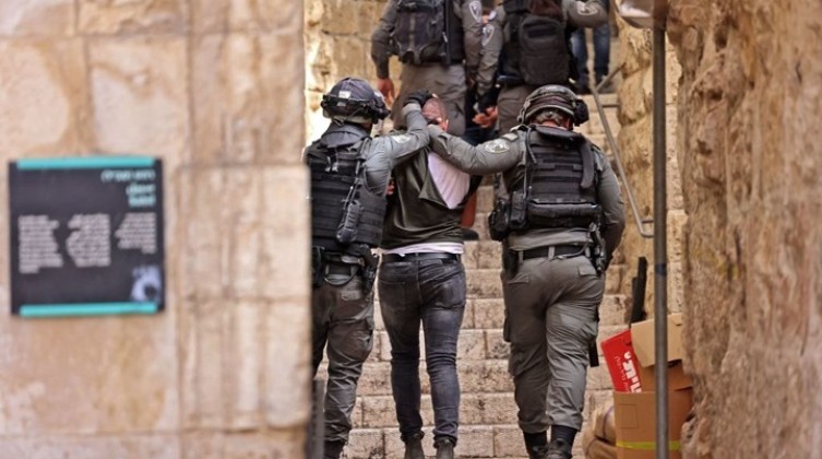 قوات الاحتلال تعتقل فتى من البلدة القديمة في القدس