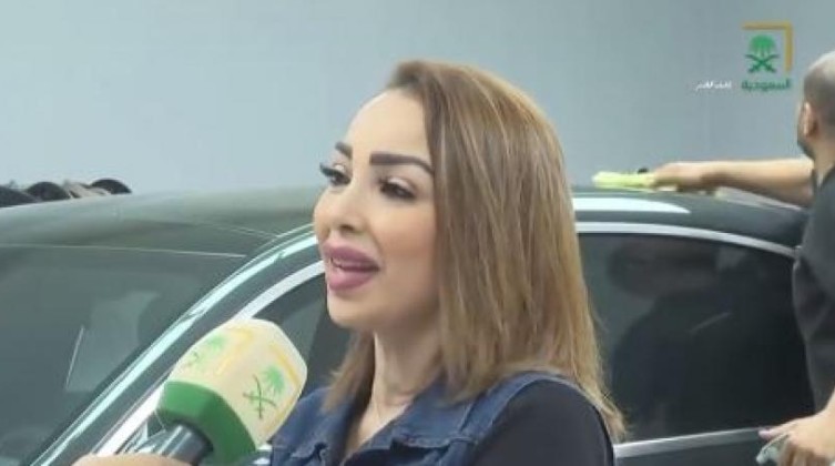 بالفيديو: أول امرأة سعودية تعمل بتلميع السيارات تثير تفاعلا