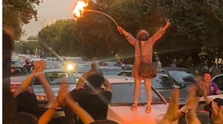 بالفيديو: إيرانيات يقصصن شعرهن ويحرقنه في الشوارع !
