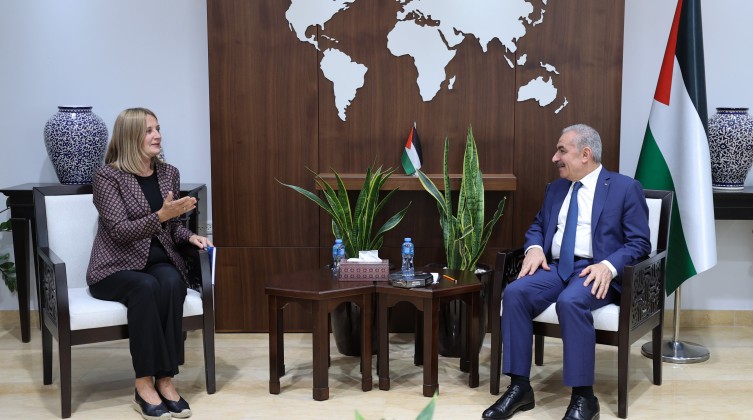 "اشتية" يبحث مع المبعوثة النرويجية الأزمة المالية للحكومة